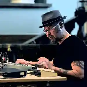 Photo de l'artiste finlandais Mika Vainio en concert devant ses machines