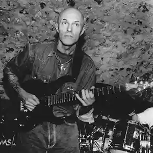 Photo de l'artiste Pierre Chaze en concert avec sa guitare