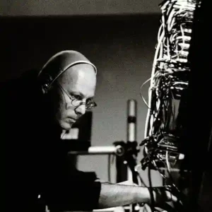 Solénoïde - Solénosphère 31. Photo de l'artiste Robert Rich en train de composer dans son home-studio