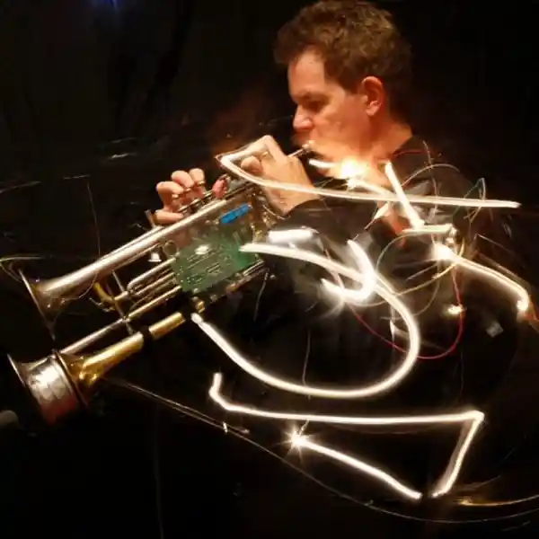 SolénoMix Ben Neill - Photo de l'artiste avec sa trompette mutante