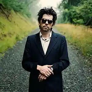 Photo de l'artiste Sparklehorse sur un chemin dans la nature