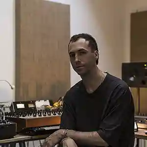 Photo de l'artiste chilien Tim Hecker dans son studio d'enregistrement