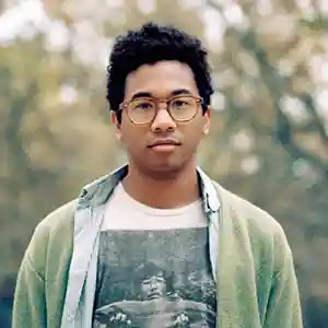 Photo de l'artiste Toro Y Moi dans la nature