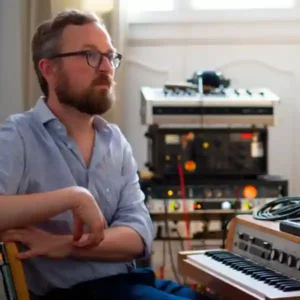 Photo de l'artiste Domotic alias Stéphane Laporte dans son home-studio