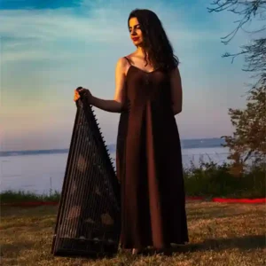 Photo de l'artiste Christine Zayed avec son instrument, le qanûn.