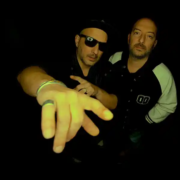 Photo du groupe Twinkle, les frères Julien et Fabrice Oresta, connus pour avoir façonné le paysage dub hexagonal avec High Tone.