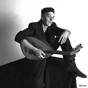 Photo de l'artiste Chris Karrer avec son instrument