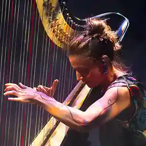 Photo de l'artiste Rébecca Féron sur scène avec sa harpe électroacoustique