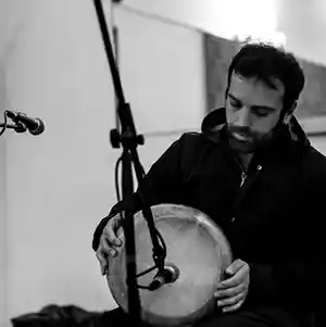 Photo de l'artiste Wassim Halal en train de jouer de la darbuka