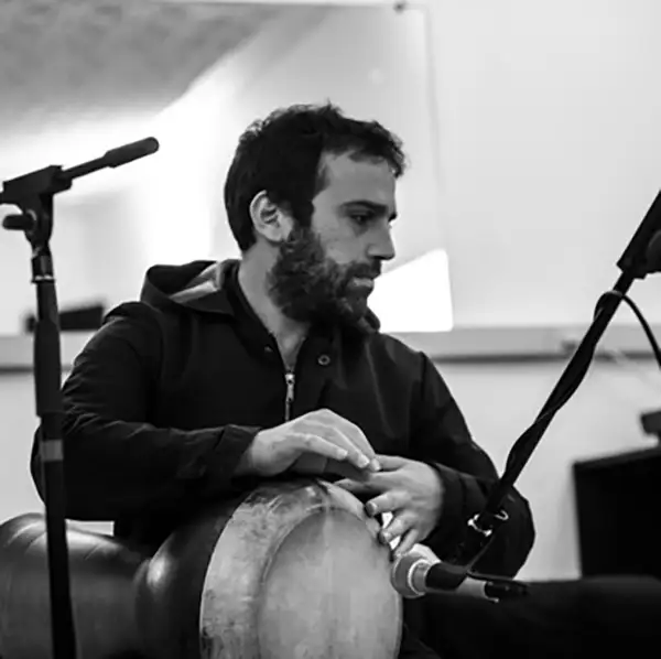 Photo de l'artiste Wassim Halal en train de jouer de la darbuka