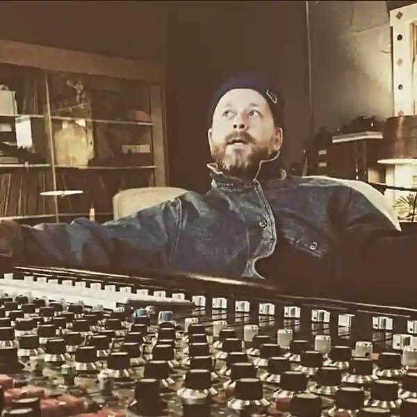 Photo de l'artiste Mike Walti, alias Organi dans son studio d'enregistrement