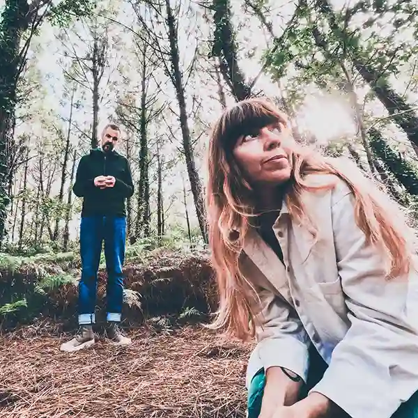 Photo de l'artiste AM Higgins accompagné de Jason Toth dans les bois