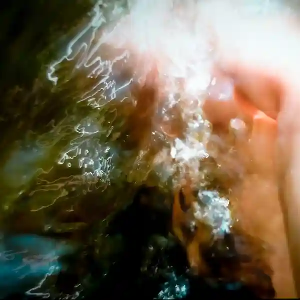 Pochette de l'album "touch•me•not" par l'artiste Hara Alonso