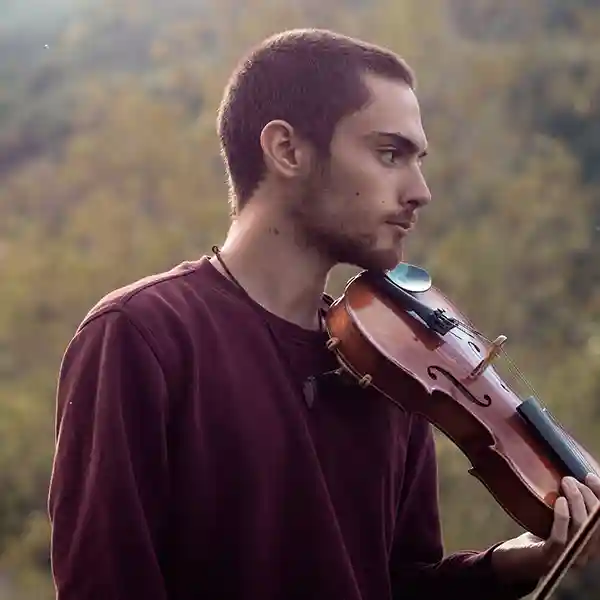 Photo de l'artiste Sumac Dub avec son violon