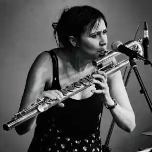 Photo de l'artiste Eliza Marshall jouant de la flûte
