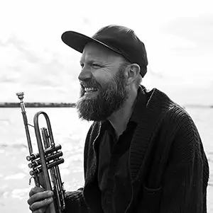 Photo de l'artiste Mathias Eick avec sa trompette