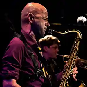 Photo de l'artiste Etienne de la Sayette sur scène en train de jouer du saxophone