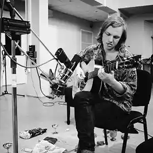 Photo de l'artiste norvégien Jo David Meyer Lysne dans un studio d'enregistrement