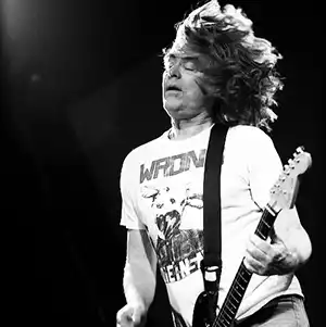 Photo de l'artiste Roger Clark Miller sur scène avec sa guitare