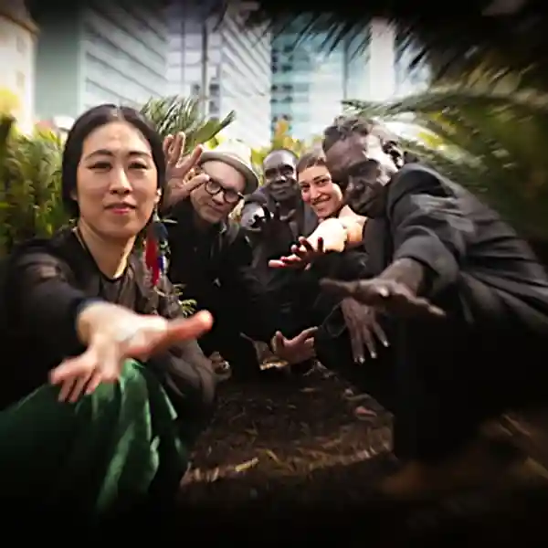 Photo du groupe Hand To Earth avec Daniel Wilfred (voix, bilma), David Wilfred (yidaki, voix), Sunny Kim (voix, percussions), Peter Knight (trompette, électronique, synthétiseurs, guitare basse), Aviva Endean (clarinettes, instruments à vent, électronique)