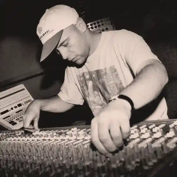 Photo de l'artiste Adrian Sherwood pour illustrer la Mission 238 de Solénoïde