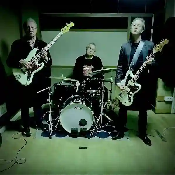 Photo du groupe GLOYW avec Olivier Mellano, John Greaves et Régïs Boulard.