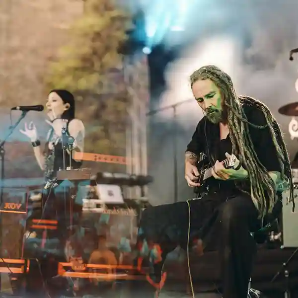 Photo du groupe Mansur sur scène avec Jason Köhnen et Martina Horváth