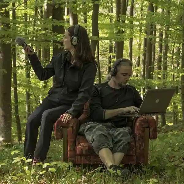 Photo des artistes slovènes Simon Šerc et Martina Testen en train d'enregistrer la forêt.