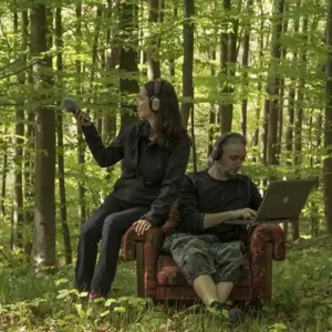 Photo des artistes Martina Testen et Simon Šerc (Biodukt) faisant des captures audio dans une forêt slovène