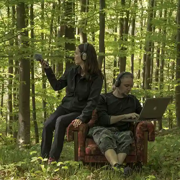Photo des artistes Martina Testen et Simon Šerc (Biodukt) faisant des captures audio dans une forêt slovène