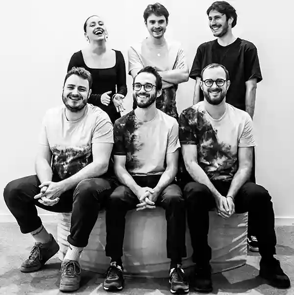 Photo du groupe Grises avec Juliette Spano (chant, flûte), Rémi Flambard (trompette, bugle), Adrien Bally (guitare, composition), Thibault Le Guérinel (claviers, synthés), Thomas Ducourtioux (basse), Adrien Bernet (batterie)