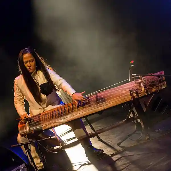 Photo de l'artiste E'Joung-Ju avec son geomungo sur scène
