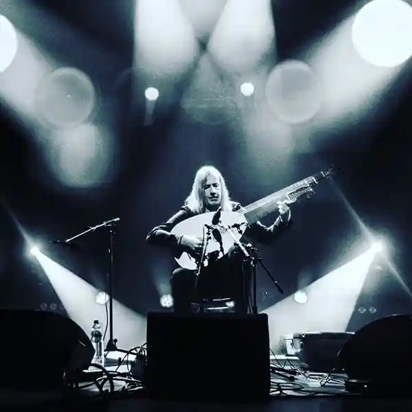 Photo de l'artiste Jozef Van Wissem sur scène avec son luth