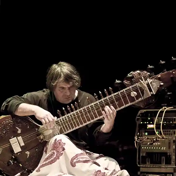 Photo de l'artiste Laszlo Hortobagyi sur scène jouant du sitar