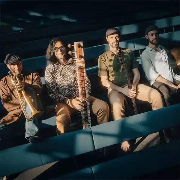 Photo du groupe Quadrature avec Neel Murgai (sitar, chant, effets), Indofunk Satish ( trompette Firebird, effets), Tripp Dudley (batterie) et Damon Banks (basse, effets)
