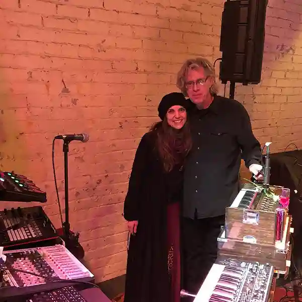 Photo des artistes Steve Roach et Serena Gabriel en studio