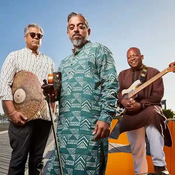 Photo du groupe Arun Ramamurthy Trio avec Arun Ramamurthy (violon), Sameer Gupta (drums) et Damon Banks (electric bass)