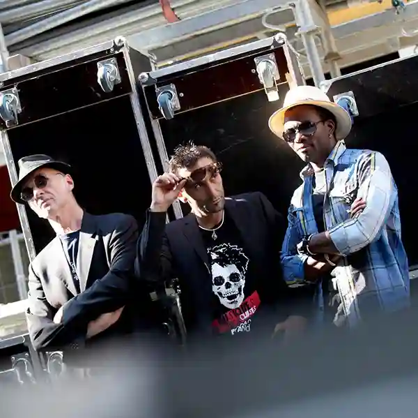 Photo du groupe Electro Bamako sur scène (Paul Sidibé, Marc Minelli et Damien Traïni)