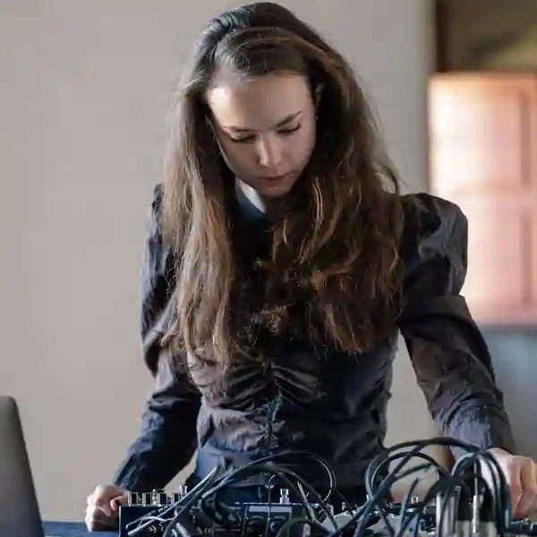 klara lewis photo