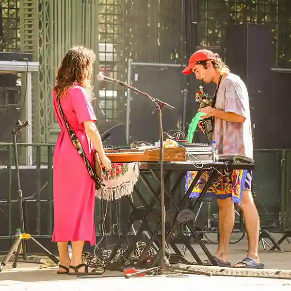 Photo duo bruxellois Pairi Daeza composé de Nadia (Hochiwah) & Quentin (Dhavali Giri & Maibaum)